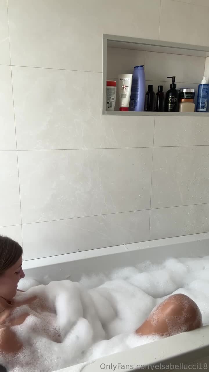 Elsabelluccii leaked nudes