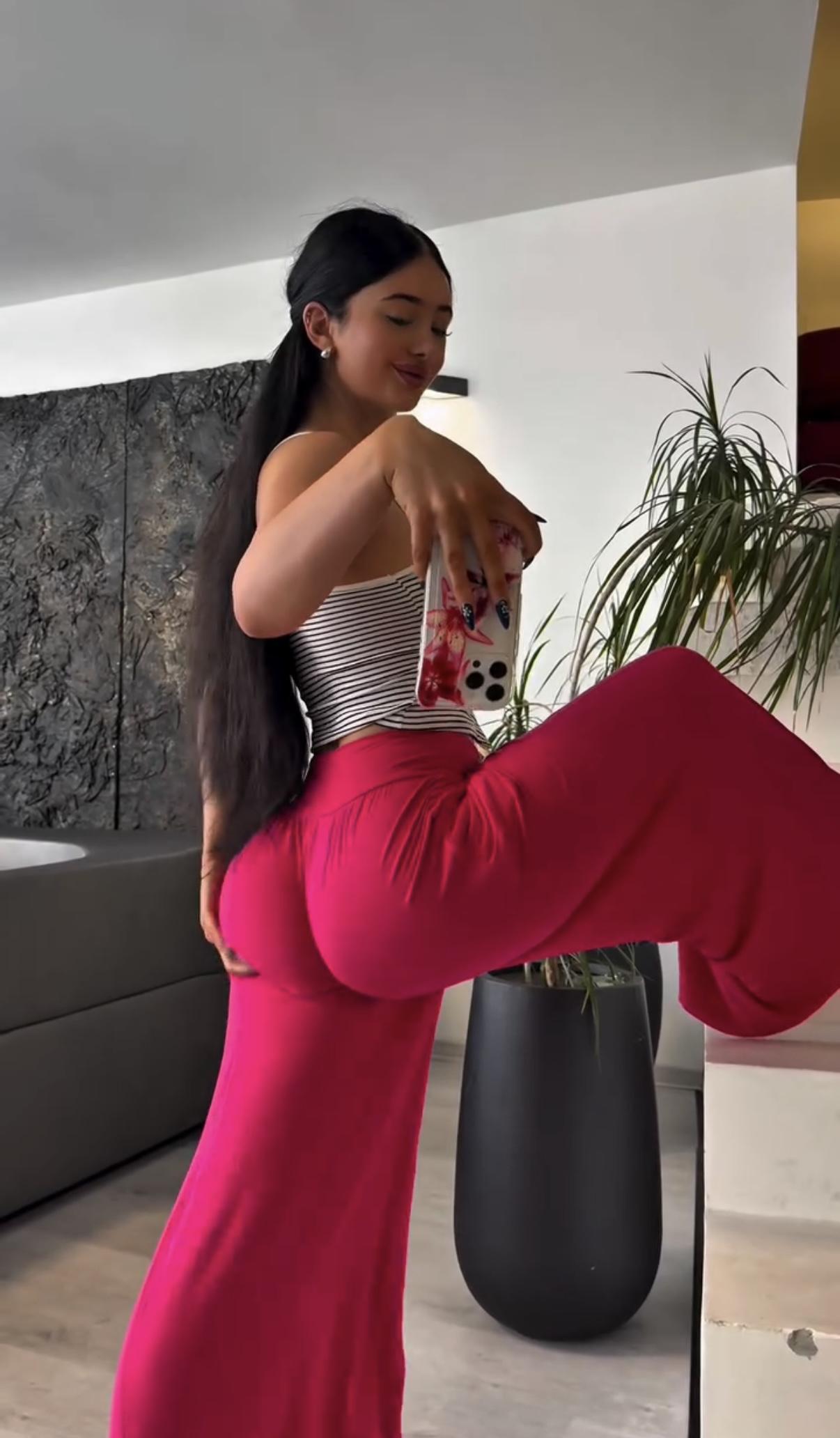 Lillyabellaa leaked nude content