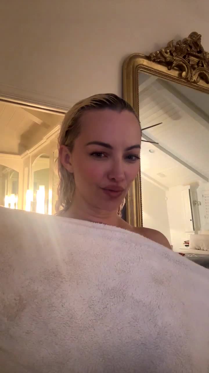 Lindseypelas exclusive leaked nude post on ReelHub