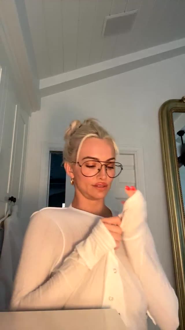 Lindseypelas exclusive leaked nude post on ReelHub